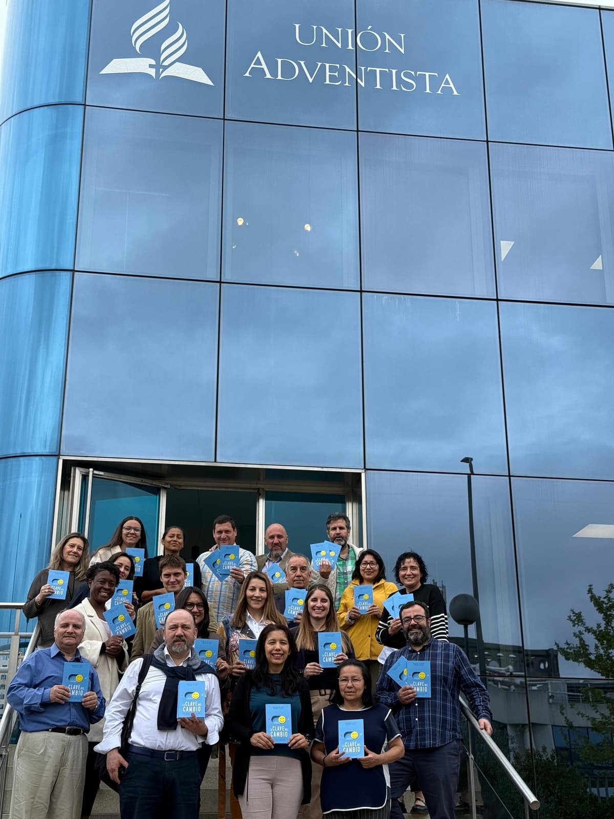 El equipo de la Unión Adventista Española delante de la sede